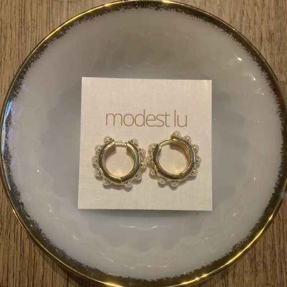 🖤 Eva 🖤 Chunky Gold Huggies Hoop Earrings NWT - Picture 4 of 9
